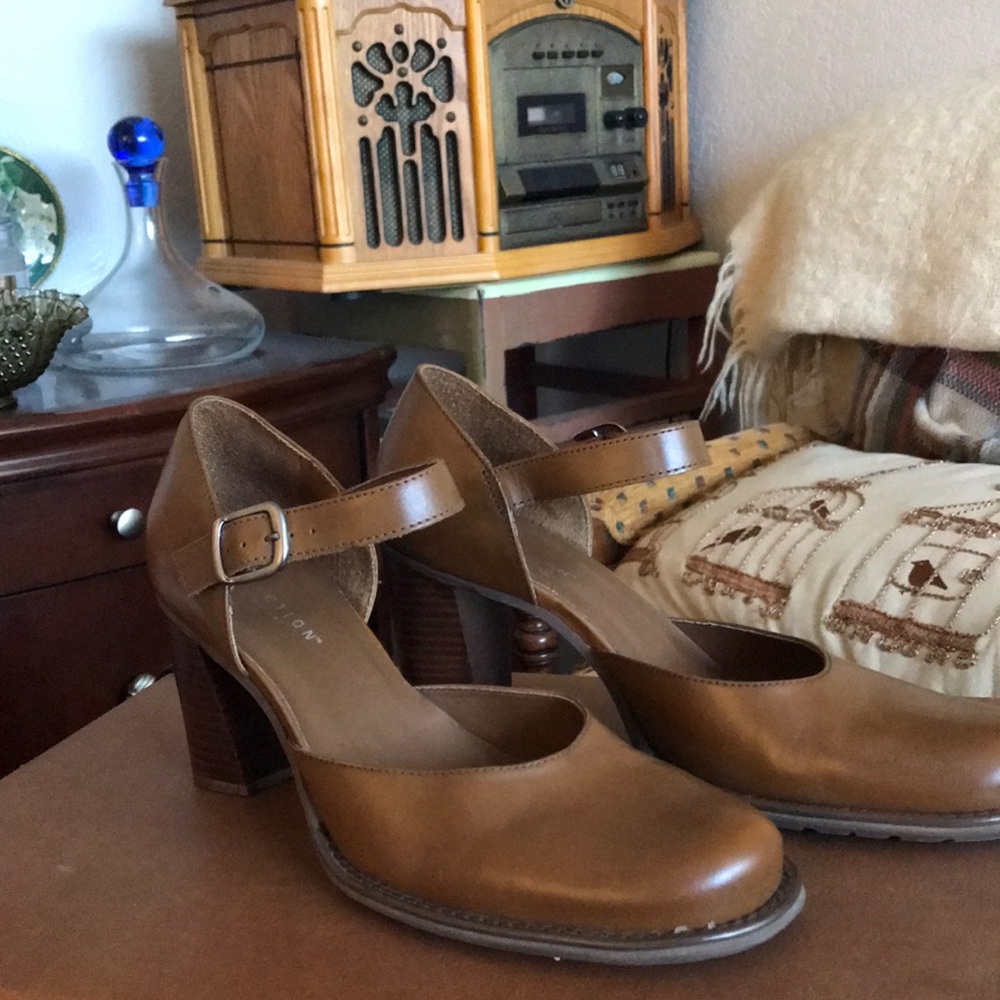 Brown leather Mary Janes similar to platform ones